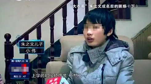 “大衣哥”为儿子办订婚宴,一改简朴作风超阔绰,见面礼用卡车拉