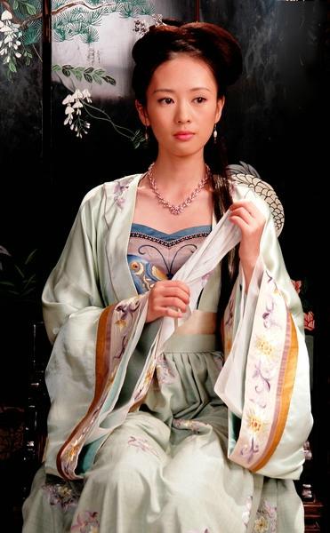 《红楼梦》里尤二姐不进贾府,能生存吗?