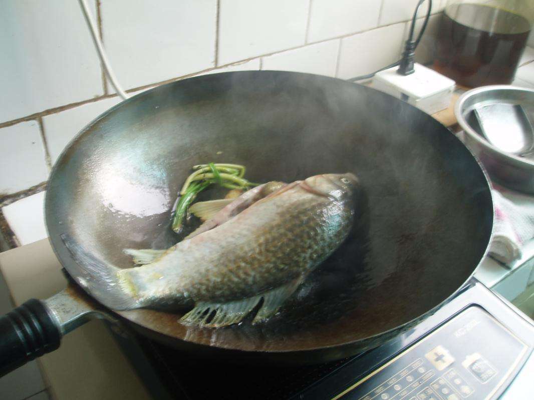 奶白鲫鱼汤,怎么也煮不出白汤,饭店老板:加错了水,做的出才怪