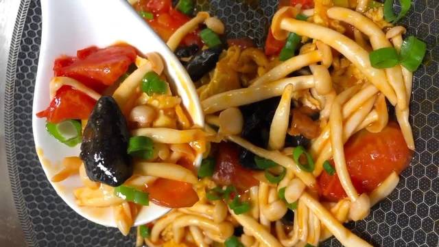 家常小炒菌菇炒鸡蛋,清淡味美营养全面,没有胃口的时候来试试!