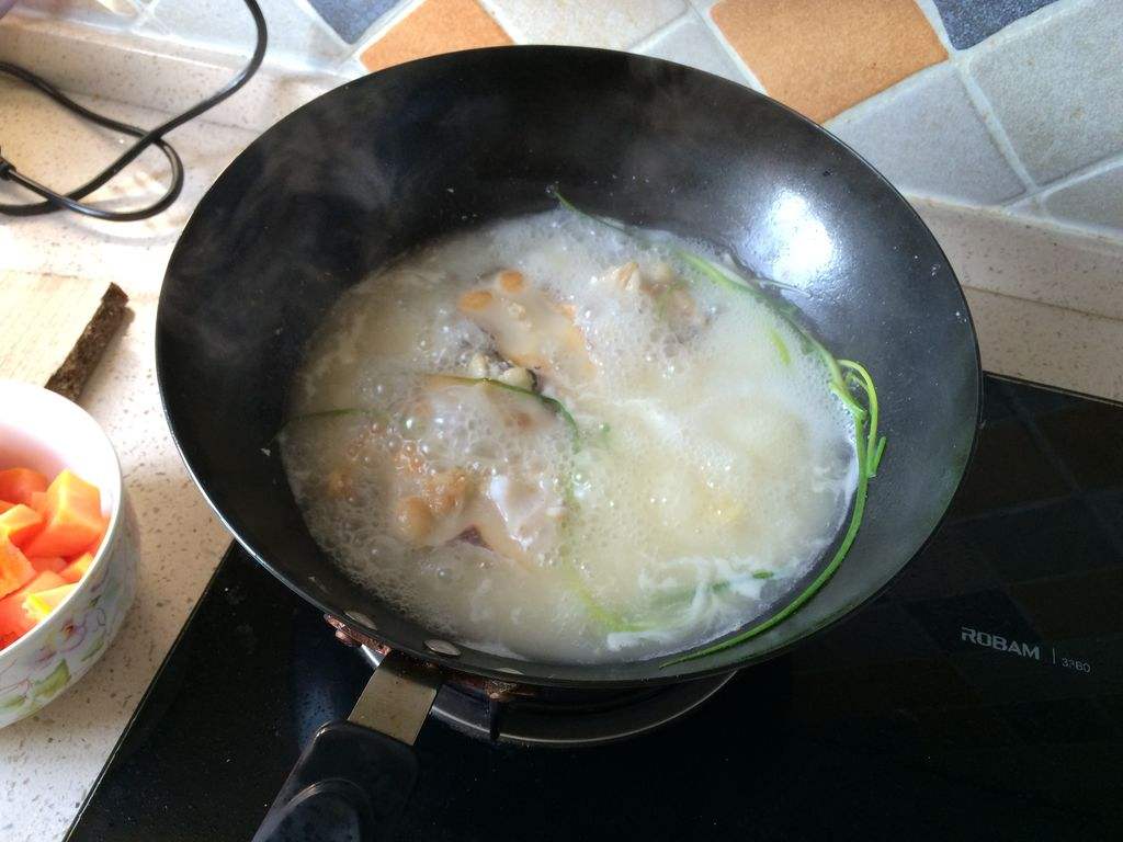 奶白鲫鱼汤,怎么也煮不出白汤,饭店老板:加错了水,做的出才怪