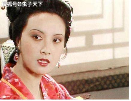 平儿的镯子丢了,王熙凤看见了吗?镯子是一对,为什么只丢一个?