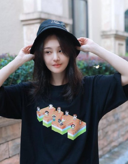 郑爽开店当网红,把演的角色画进衣服里,不在乎演技已找好退路?