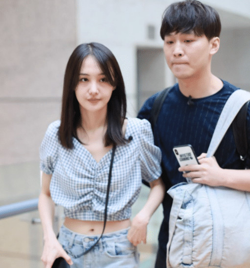 郑爽开店当网红,把演的角色画进衣服里,不在乎演技已找好退路?