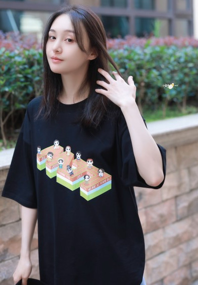 郑爽开店当网红,把演的角色画进衣服里,不在乎演技已找好退路?