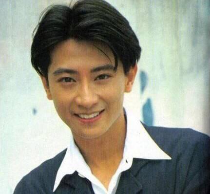 一首《爱的故事》红遍大江南北 多年后复出感谢粉丝爱了自己25年