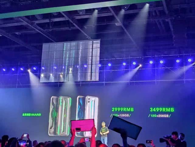 外观配置升级加量还低价!黑鲨游戏手机2 Pro正式发布