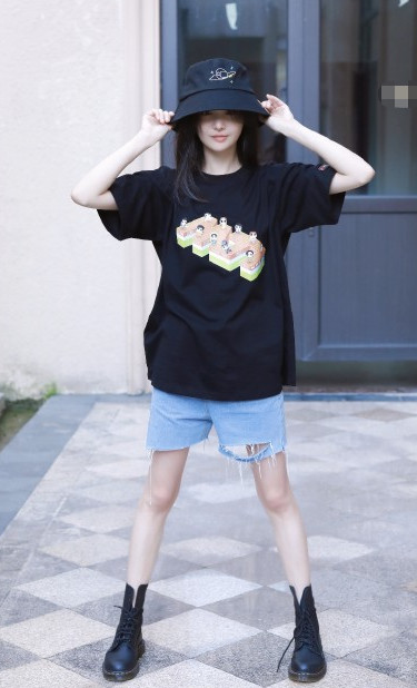 郑爽开店当网红,把演的角色画进衣服里,不在乎演技已找好退路?