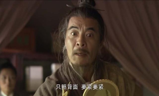 《红楼梦》最大疑点:风月宝鉴明明是镜子,为何不砸碎反而要烧毁