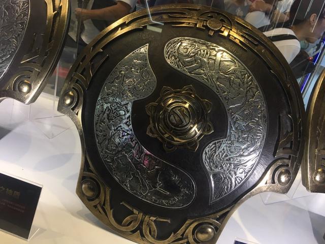 DOTA2冠军盾牌亮相CJ现场,却被SG抢了风头,玩家:“看腻了”