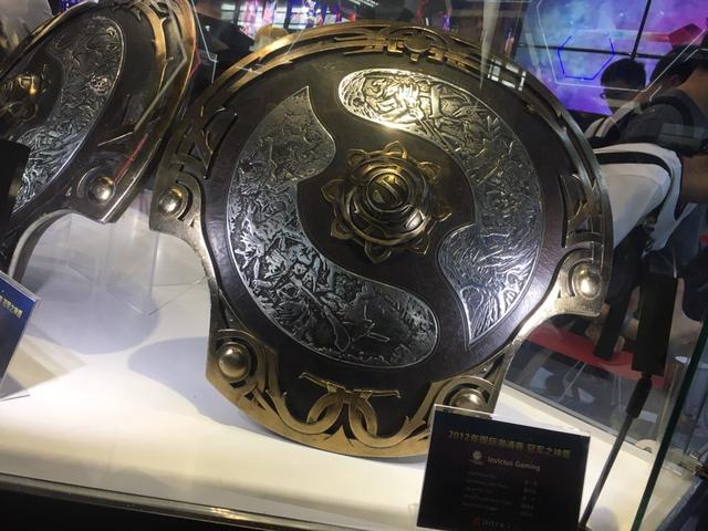 DOTA2冠军盾牌亮相CJ现场,却被SG抢了风头,玩家:“看腻了”