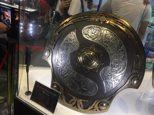 DOTA2冠军盾牌亮相CJ现场,却被SG抢了风头,玩家:“看腻了”