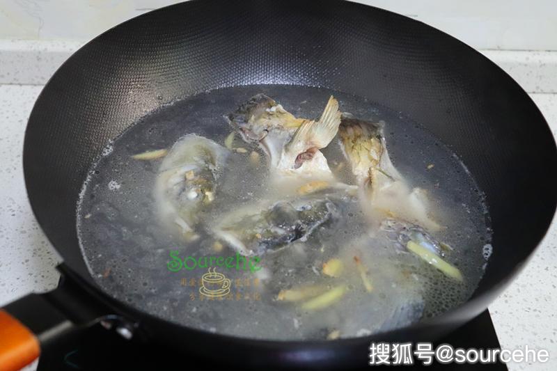 熬鱼汤时只要掌握这3点,鱼汤奶白鲜香无腥味,特鲜美好喝极了!
