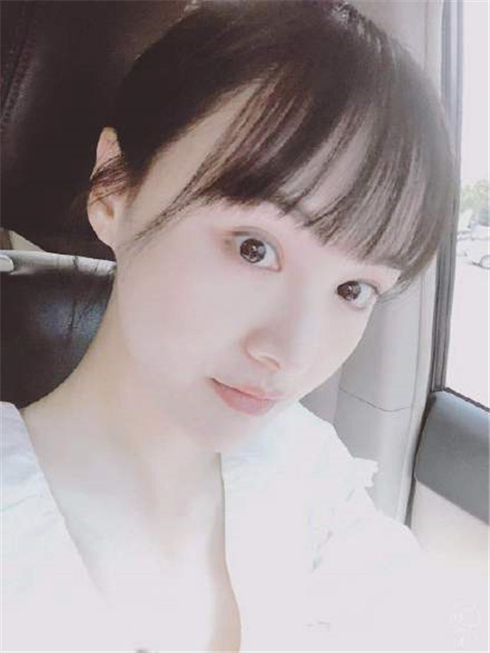郑爽晒和老爸合影,瞪眼嘟嘴咬嘴唇,戏里的演技全用上了