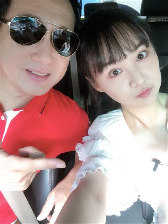 郑爽晒和老爸合影,瞪眼嘟嘴咬嘴唇,戏里的演技全用上了