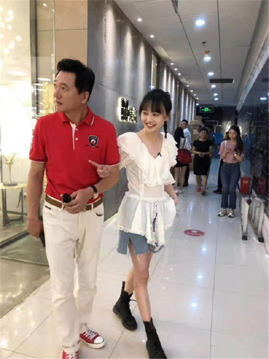 郑爽晒和老爸合影,瞪眼嘟嘴咬嘴唇,戏里的演技全用上了