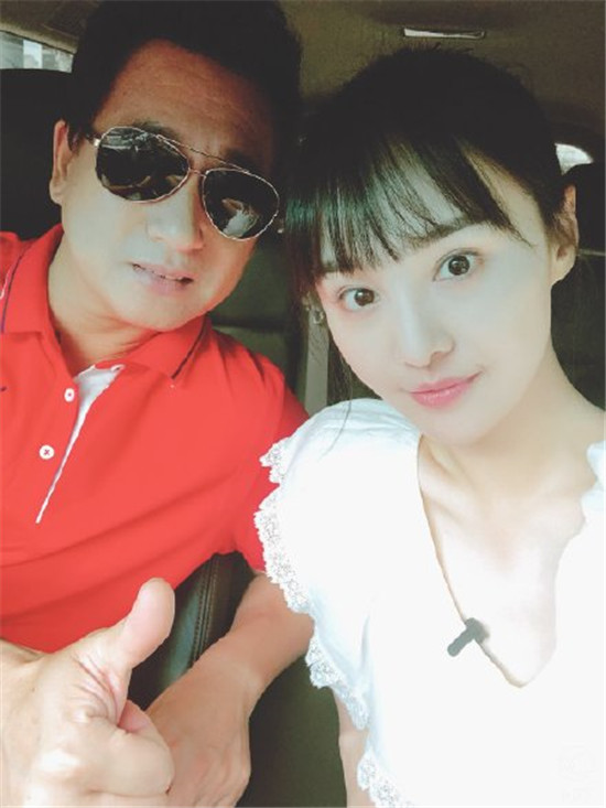 郑爽晒和老爸合影,瞪眼嘟嘴咬嘴唇,戏里的演技全用上了