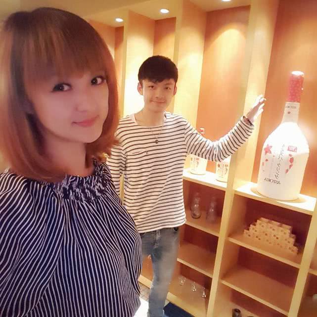 女星从小遭父亲性骚扰,向老公借6700元为父办葬礼,被索要利息1340元