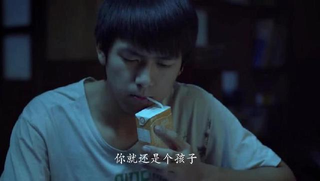 李现和妈妈关系不好,一年到头说不到几句话,最后还被他赶出家门