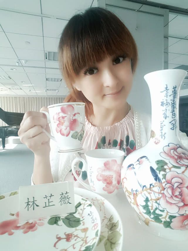 女星从小遭父亲性骚扰,向老公借6700元为父办葬礼,被索要利息1340元