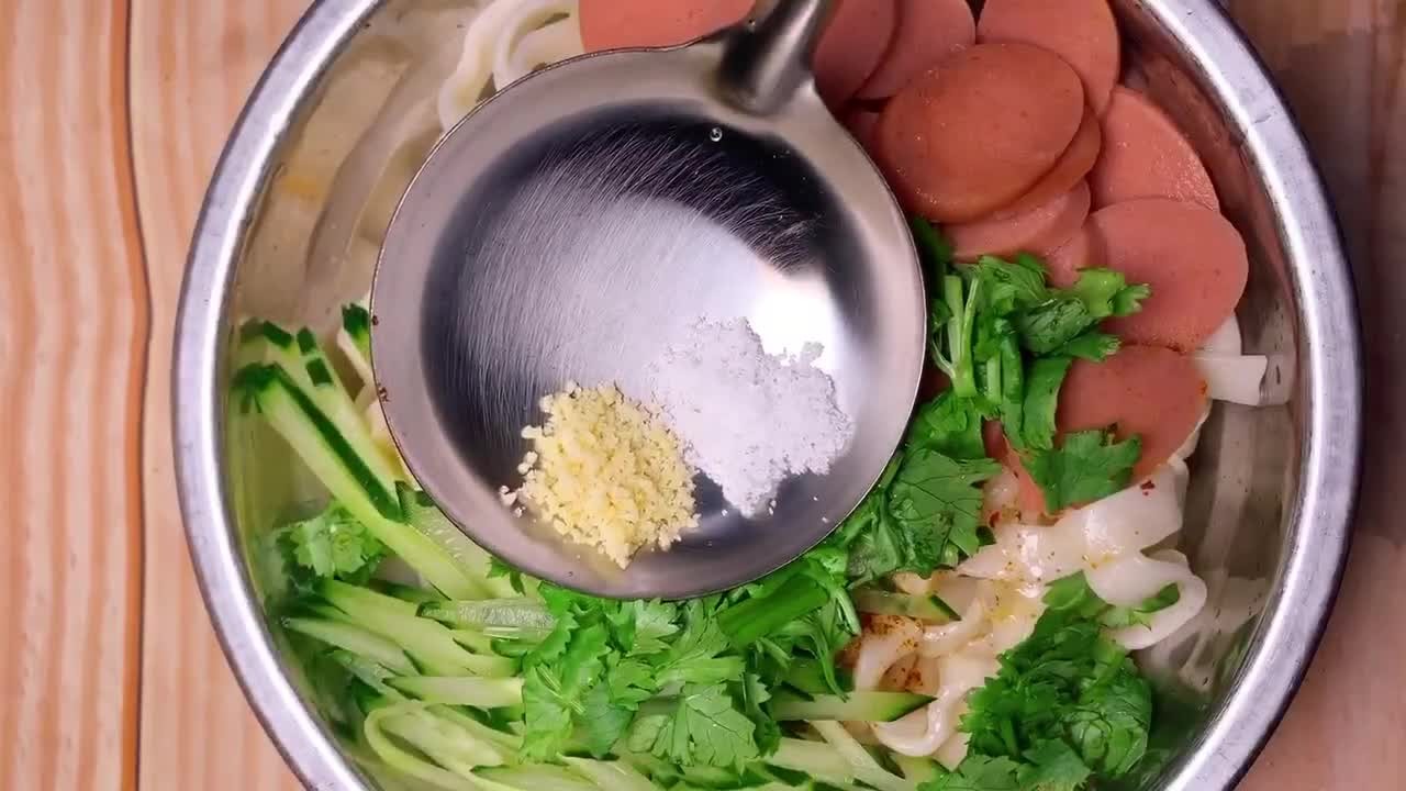 凉拌面怎么做好吃?此种家常做法劲道爽滑,10分钟拯救你的胃口
