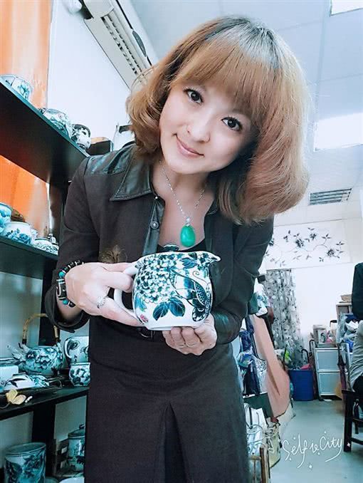 女星从小遭父亲性骚扰,向老公借6700元为父办葬礼,被索要利息1340元