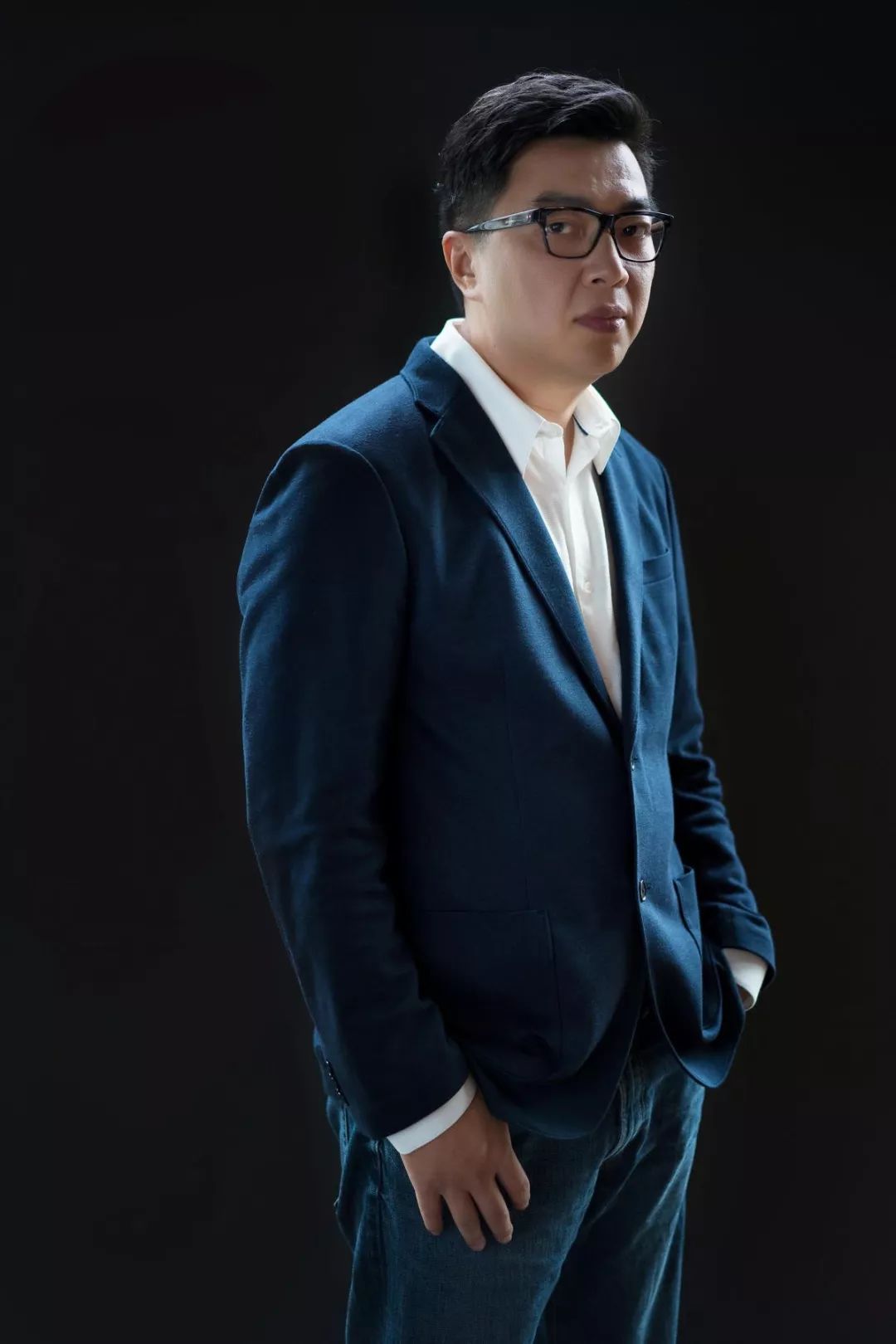 《烈火英雄》的导演,十年只拍5部戏,4部都有黄晓明和杨颖