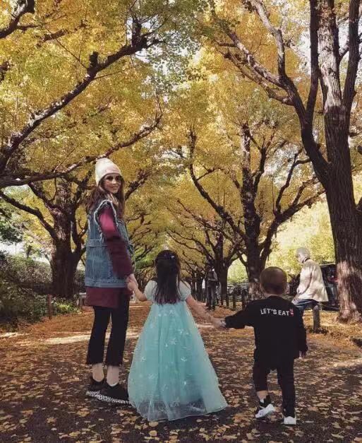 周杰伦带女儿打篮球,小周周跳舞传球超可爱