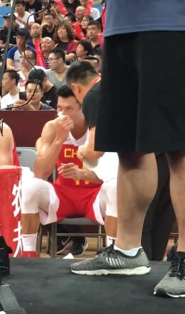 易建联回归首秀就见血!惨遭恶意犯规摔倒在地,李楠表态满意