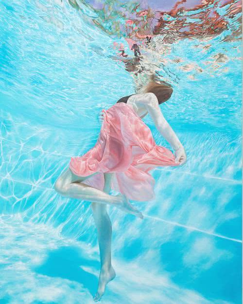 国外画家对阵冷军,画泳池中的少女,连光线和头发都一清二楚