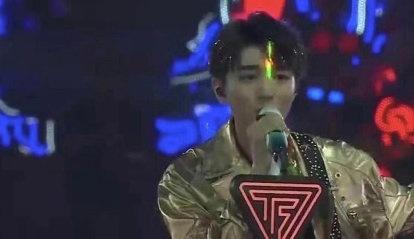 王俊凯被激光笔照射,千玺竟被"咸猪手",私生饭也太可怕了吧