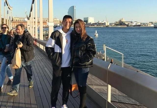 贤惠!武磊夫妇在巴塞罗那吃中餐,同桌的是西班牙人B队中国小将