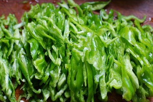 简简单单一盘青椒肉丝,做出来不仅好看还下饭!