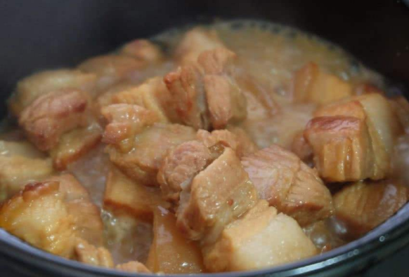 红烧肉入口即化有“窍门”,炖肉时加点“它”,软烂爽口不油腻