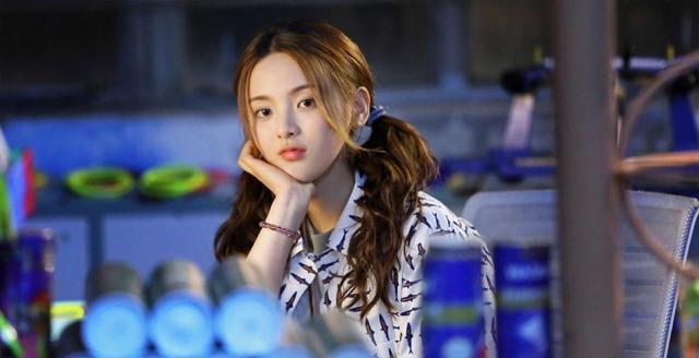 杨超越新戏上线,第一次就是女主角,"亲闺女"实至名归