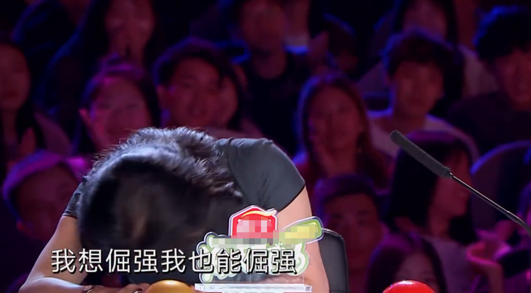 杨幂做导师主动向男选手献抱,被拒绝后表情尴尬,沈腾反应很精彩