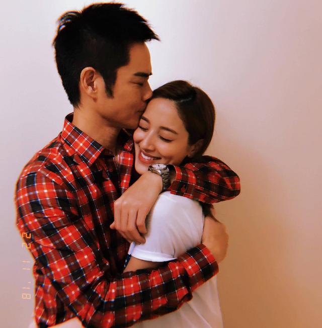 港姐冠军晒儿子正面照庆祝结婚一周年 被老公爆料最爱闻儿子尿片