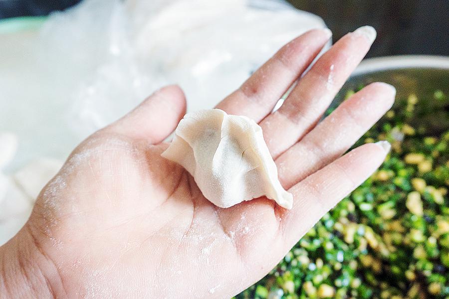 包韭菜馅水饺,先放盐还是油?10人做9人错,难怪饺子不鲜不香