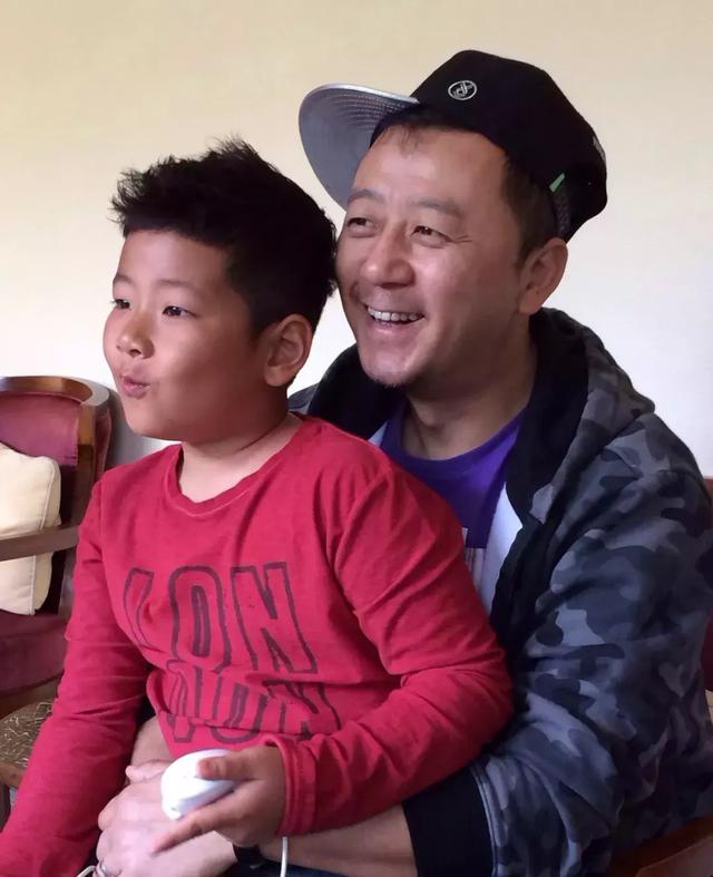 曾被嘲颜值不如kimi的石头,如今实现逆袭式成长,变身小学霸