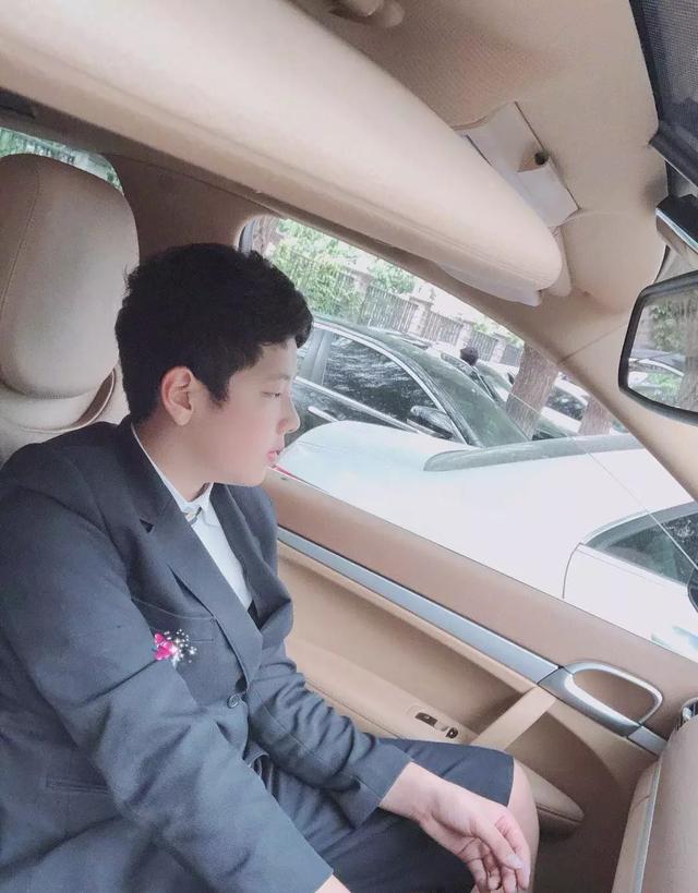 曾被嘲颜值不如kimi的石头,如今实现逆袭式成长,变身小学霸