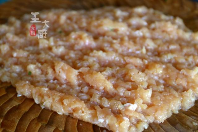 炸鸡肉丸子时加上这两样食材,丸子焦香酥脆清香鲜嫩,越吃越上瘾