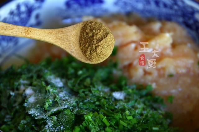 炸鸡肉丸子时加上这两样食材,丸子焦香酥脆清香鲜嫩,越吃越上瘾