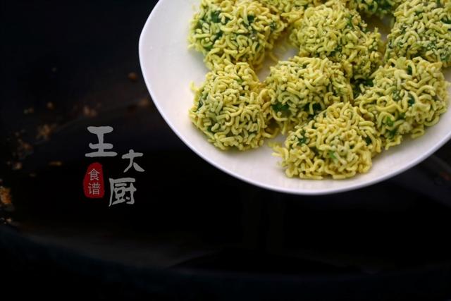 炸鸡肉丸子时加上这两样食材,丸子焦香酥脆清香鲜嫩,越吃越上瘾