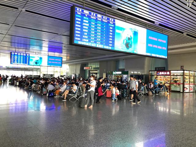 国最小的高铁站,只有两个检票口,位置太少游客只能躺地上