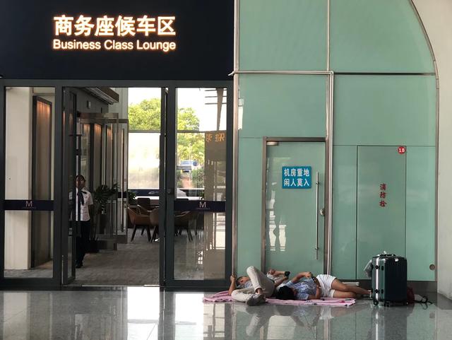 国最小的高铁站,只有两个检票口,位置太少游客只能躺地上
