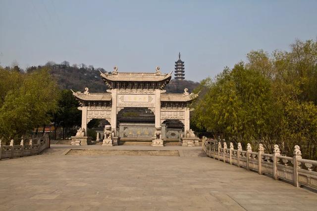 国最小的高铁站,只有两个检票口,位置太少游客只能躺地上