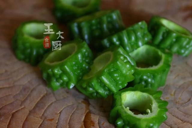 夏季清火菜,美味又营养的苦瓜酿豆腐,鲜香的味道让你吃了还想吃