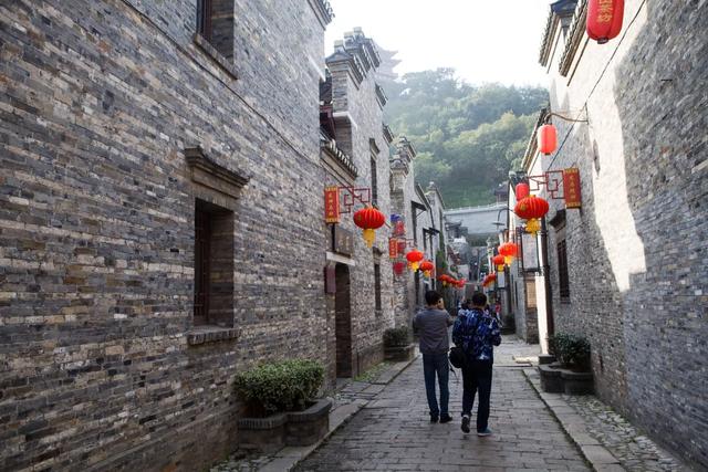 国最小的高铁站,只有两个检票口,位置太少游客只能躺地上