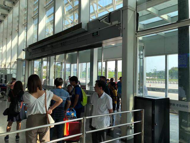 国最小的高铁站,只有两个检票口,位置太少游客只能躺地上