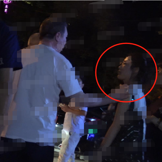 冯小刚为妻徐帆庆生,却当街和年轻女人亲密接触?女方身份曝光